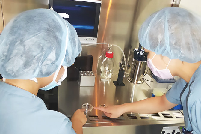 指差し確認する胚培養士 安全対策